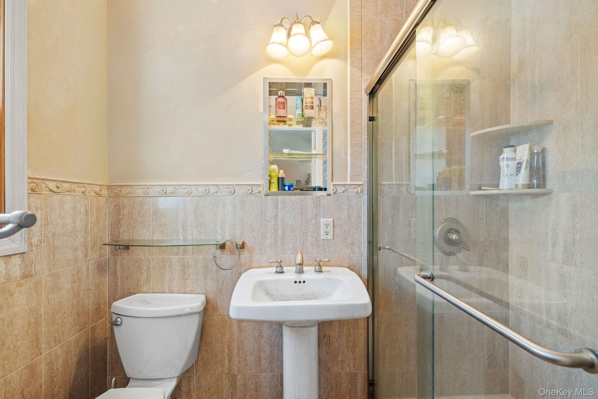 38 Haller Crescent Spring Valley, NY 10977 - Photo 16 of 24 full bathroom