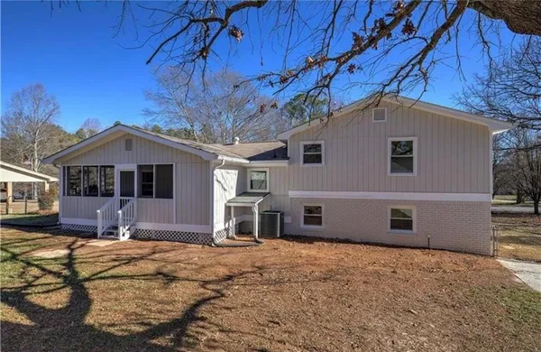 a view of a house with a yard