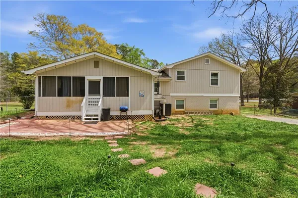 a view of a house with a yard