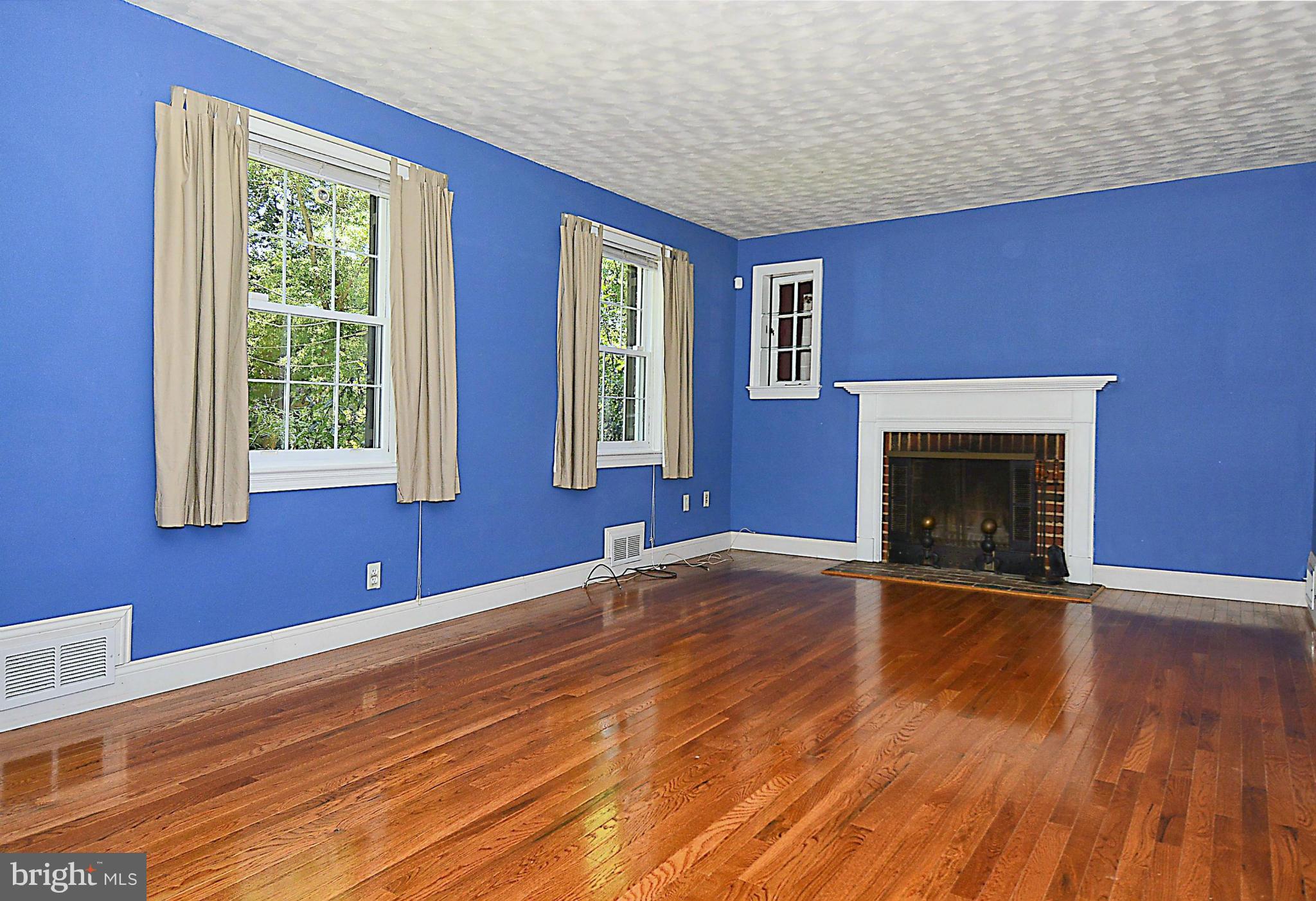 8411 Galveston Road Silver Spring, MD 20910 - Photo 5 of 23 Living Room