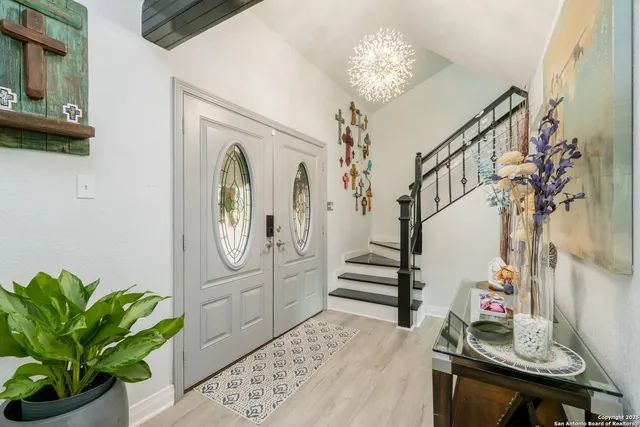 a view of entryway with furniture