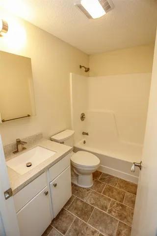 $1,895 | 481 Merrimack Street, Unit 4, Manchester, NH 03103