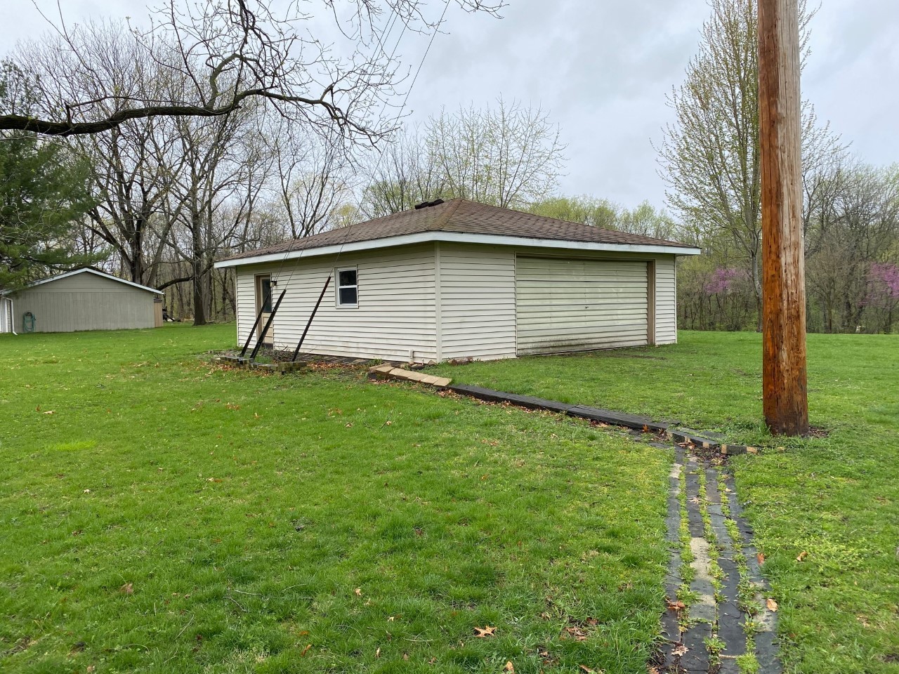 104 Marquette Road Spring Valley, IL 61362 - Photo 5 of 13 a backyard of a house with lots of green space