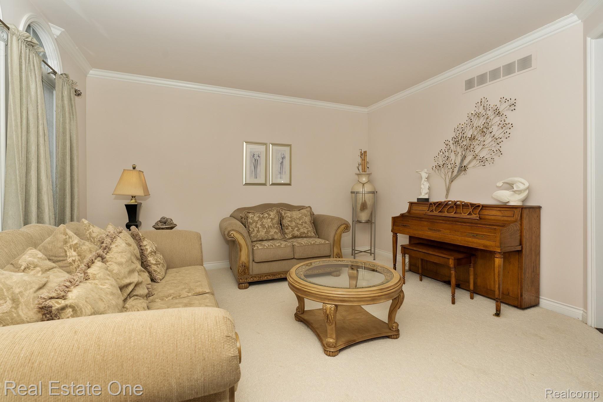 1562 Elcroft Court Rochester, MI 48307 - Photo 10 of 71 Elcroft MLS-W102.jpg