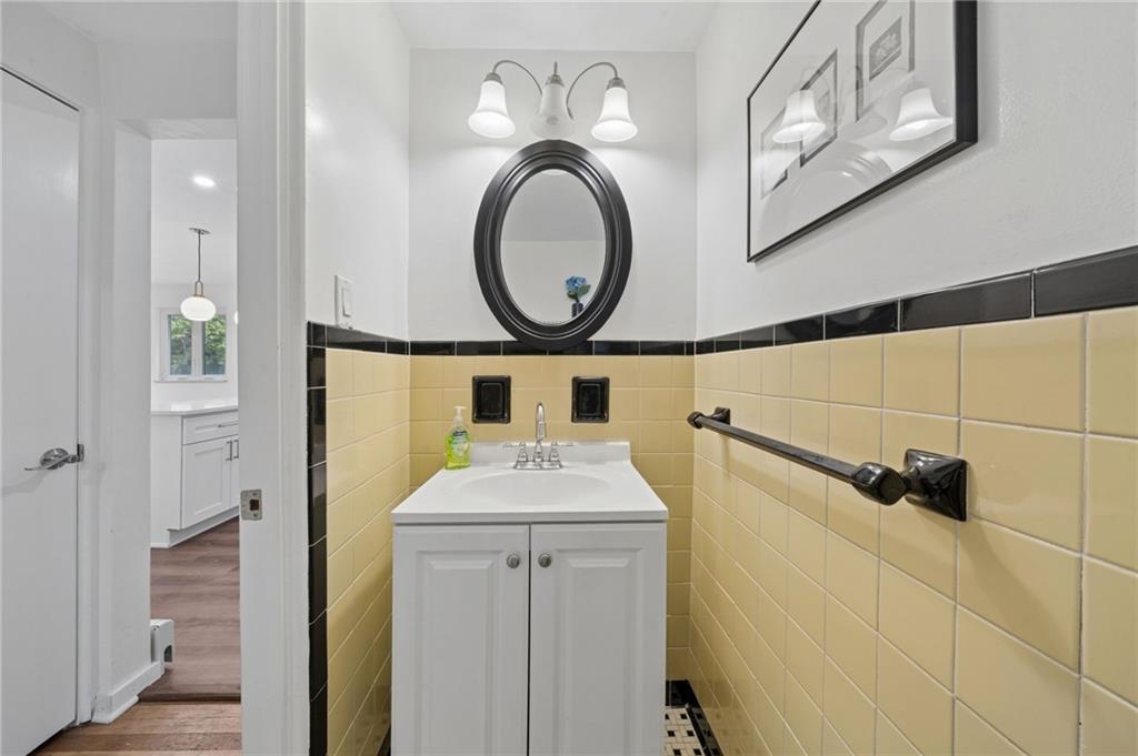 307 Roup Avenue Pittsburgh, PA 15232 - Photo 12 of 27 Half bath