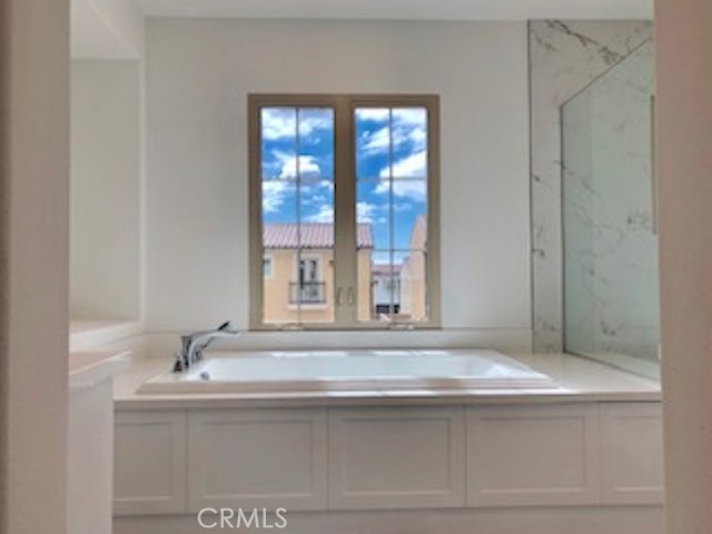 67 Tundra Irvine, CA 92602 - Photo 24 of 30 a bathroom with a bathtub and next to a window