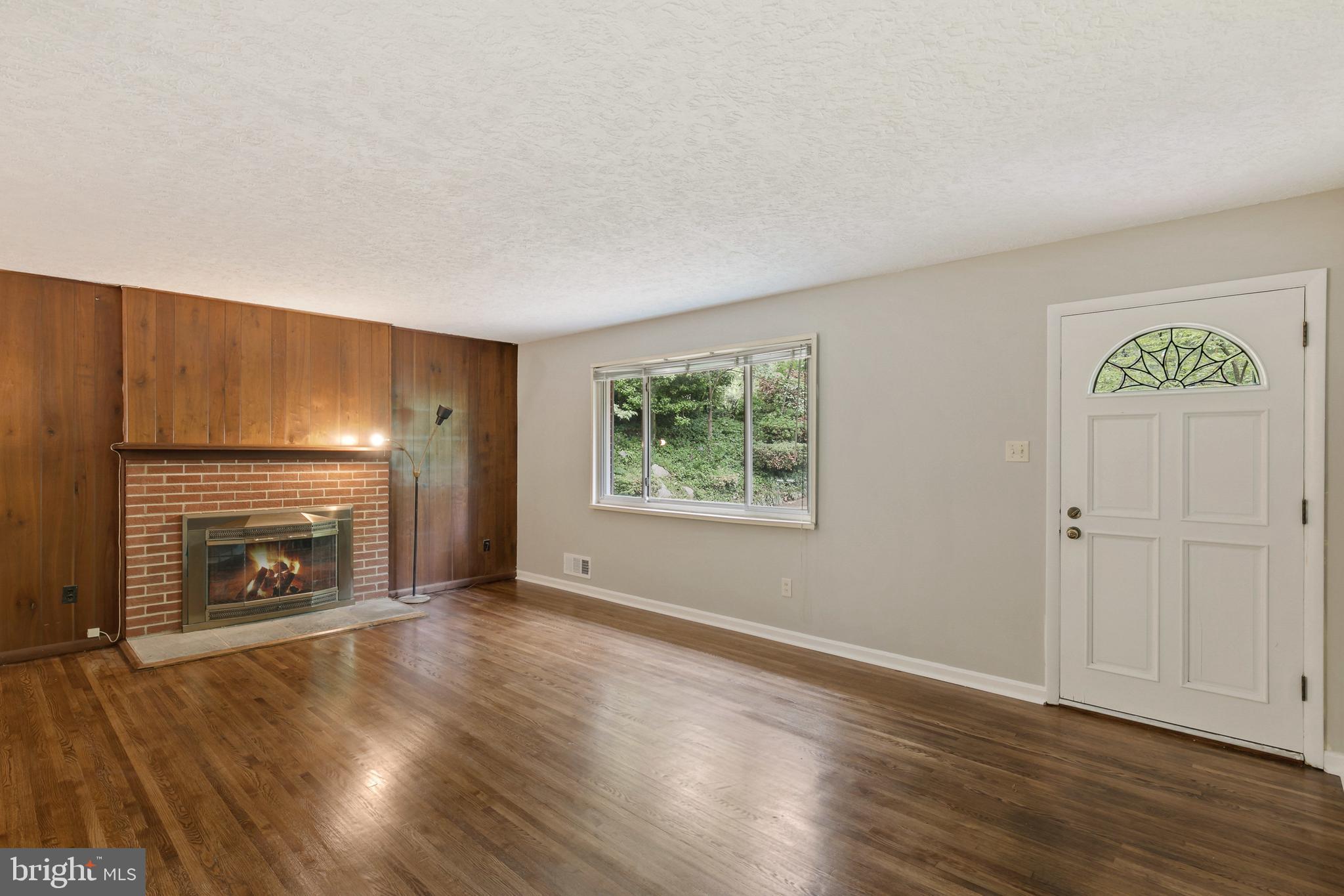 7200 Tanager Street Springfield, VA 22150 - Photo 3 of 36 Gleaming hardwoods in front room/entry