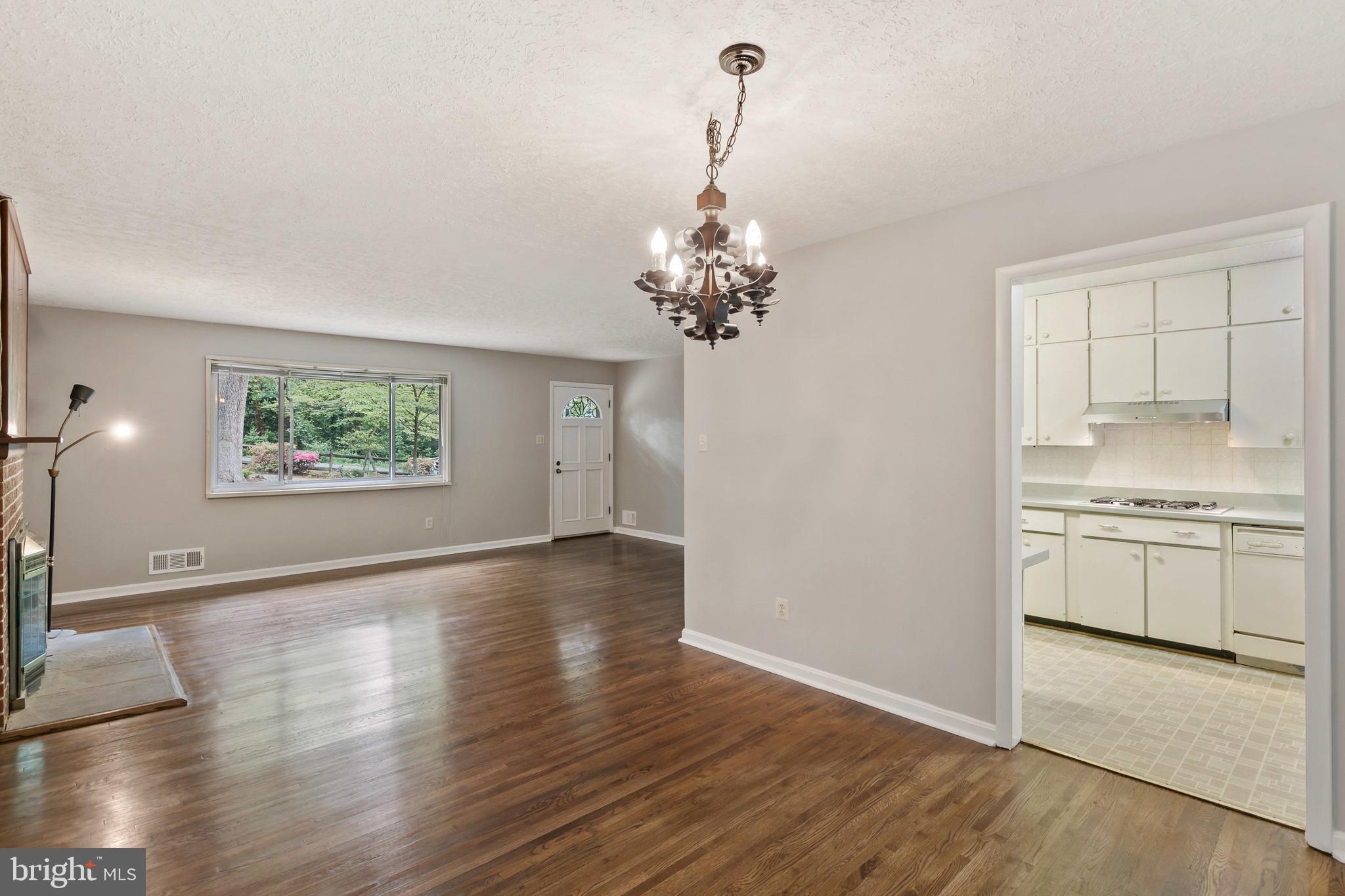7200 Tanager Street Springfield, VA 22150 - Photo 4 of 36 Living/Dining
