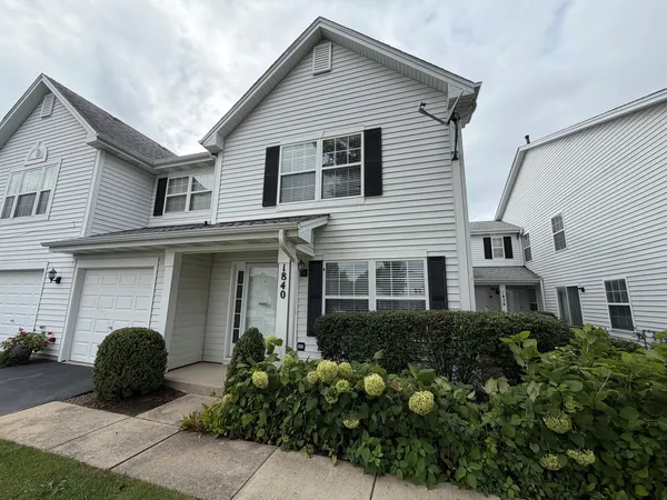 $2,300 | 1840 Oslo Court, Mundelein, IL 60060