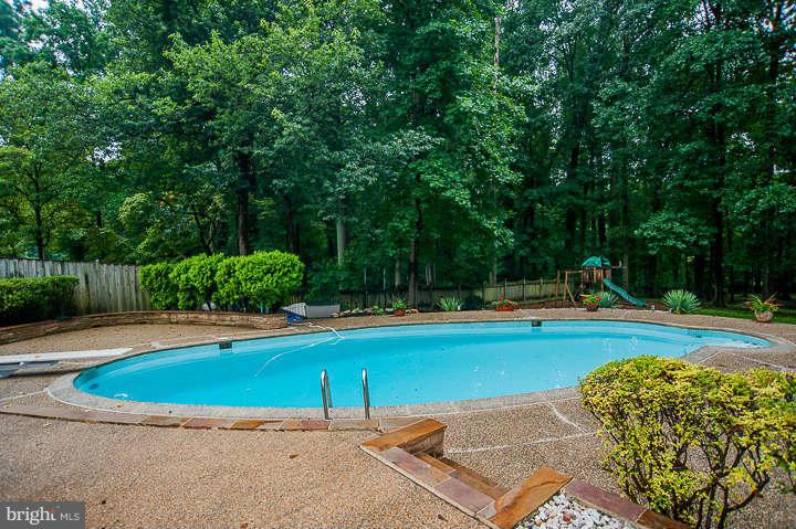 3156 Holmes Run Road Falls Church, VA 22042 - Photo 25 of 30 Exterior (Rear)