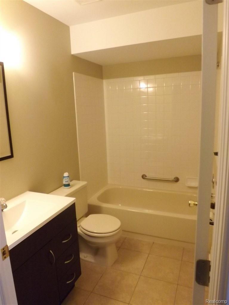 2100 West Square Lake Road Troy, MI 48098 - Photo 13 of 19 DSCF0673.JPG