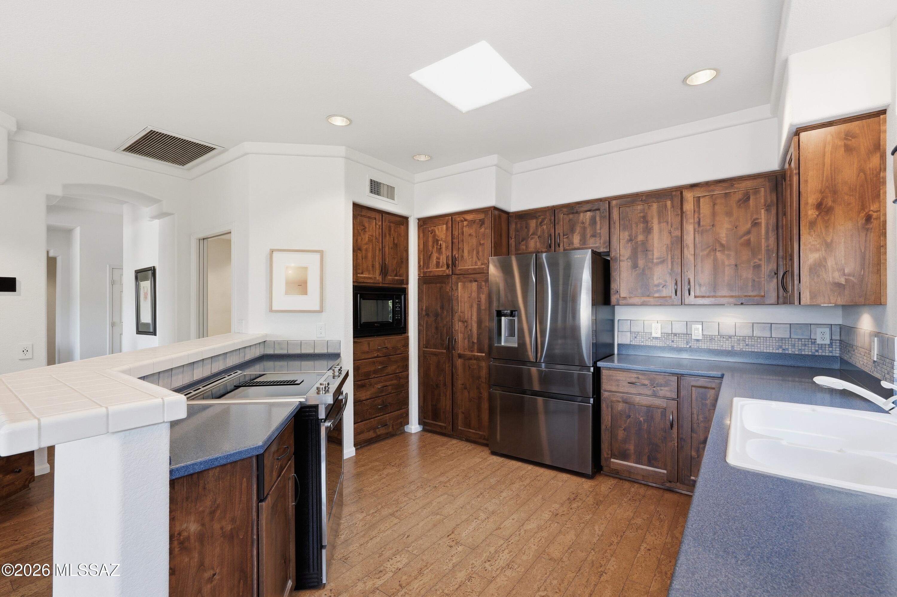 1654 East Crown Ridge Way Oro Valley, AZ 85755 - Photo 6 of 30 Kitchen