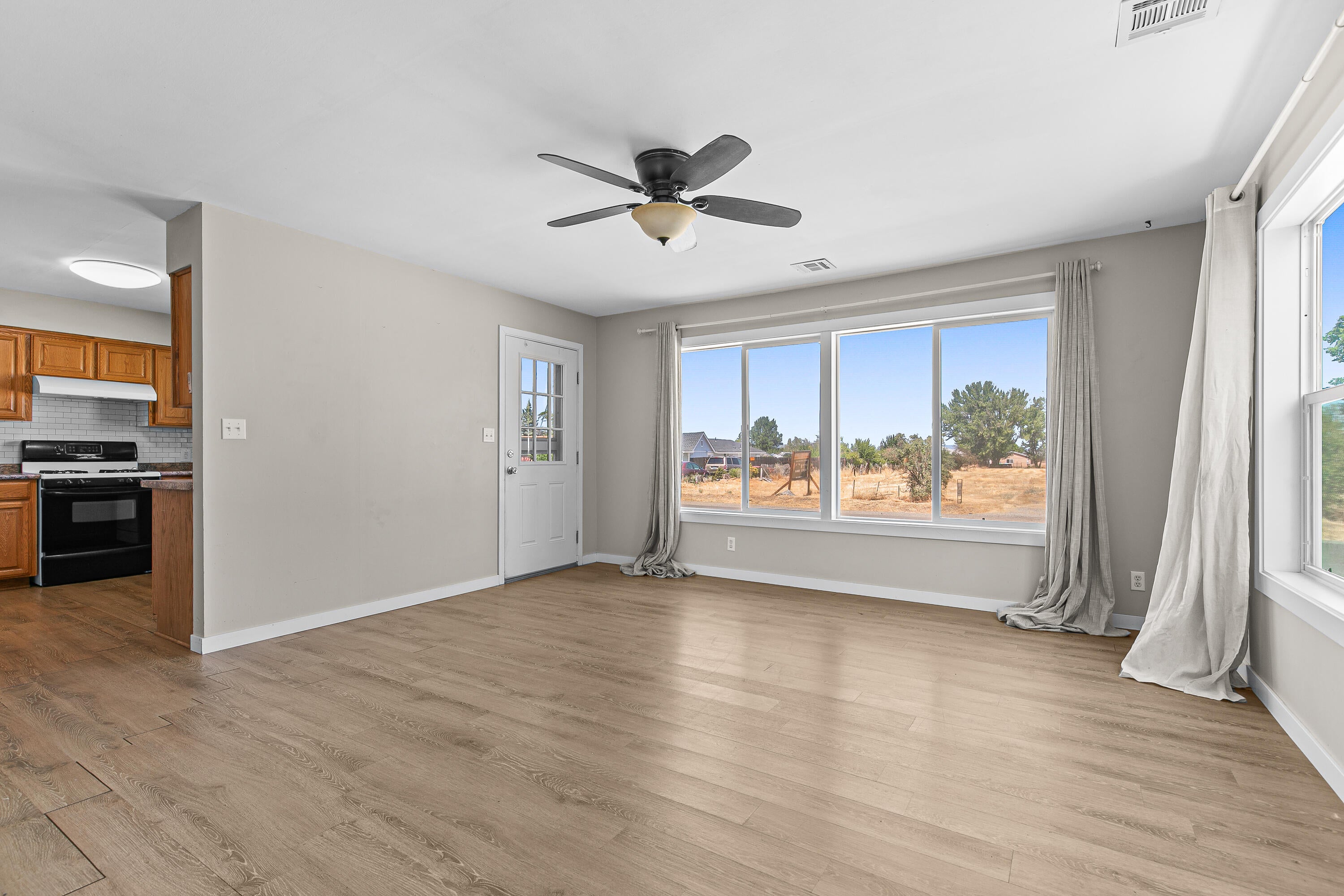 1215 Sweet Road Medford, OR 97501 - Photo 4 of 32 9R9A6197