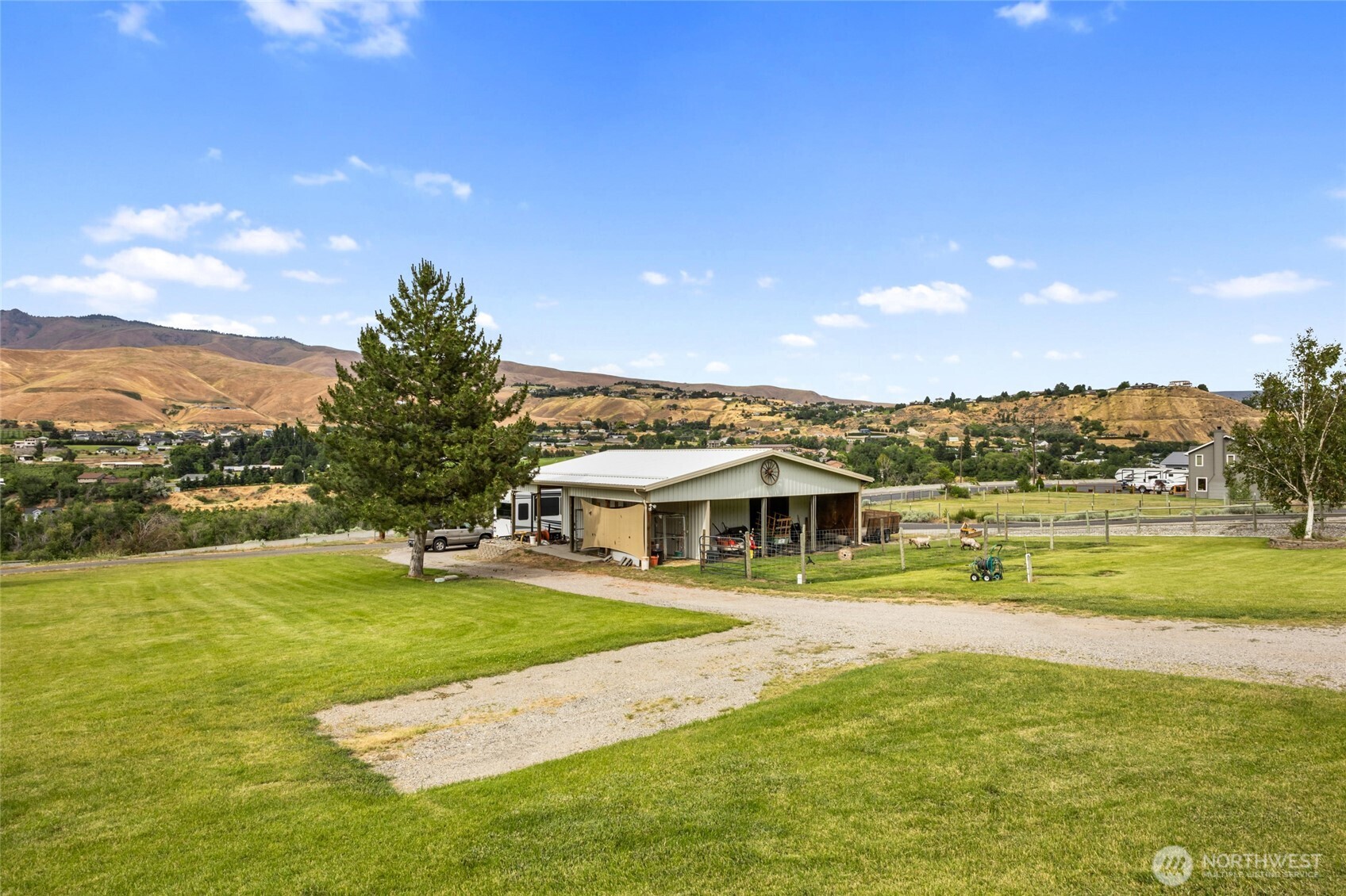 2049 Sleepy Hollow Road Wenatchee, WA 98801 - Photo 3 of 38