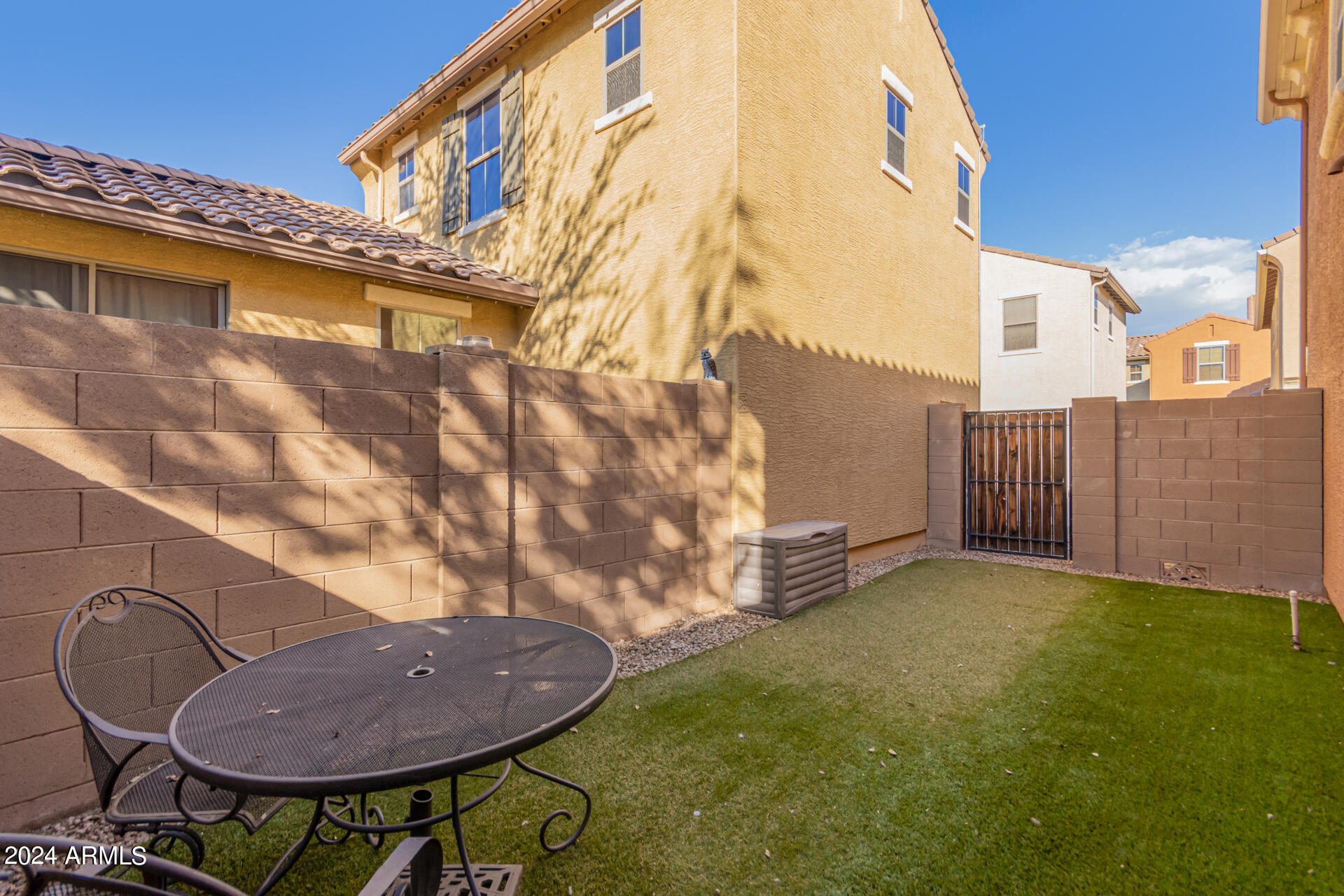 451 South Hawes Road, Unit 68 Mesa, AZ 85208 - Photo 19 of 30 a backyard with table and chairs
