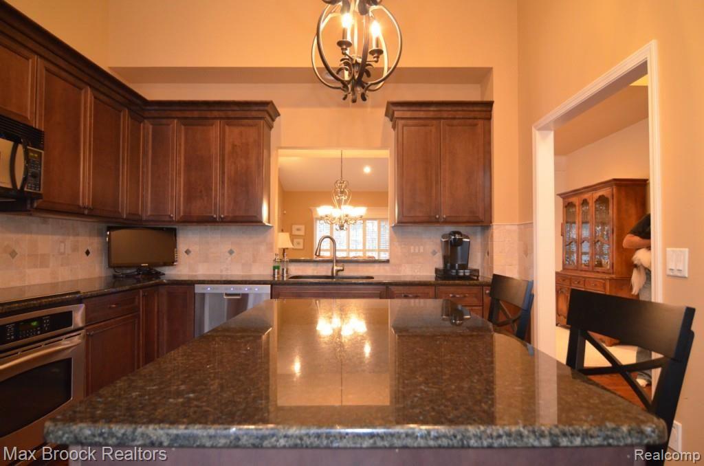3717 Tremonte Circle Rochester, MI 48306 - Photo 7 of 38 Kitchen.jpg