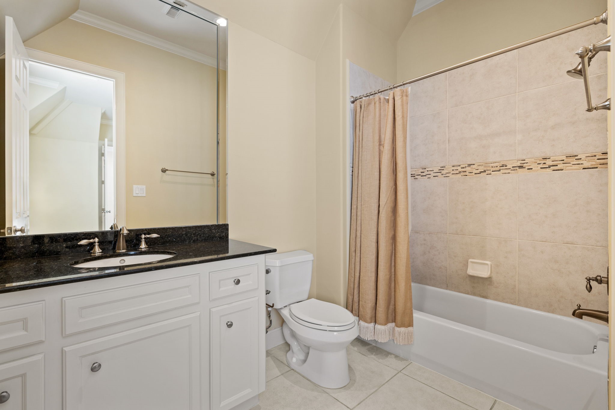 6310 Hermann Lake Drive Houston, TX 77021 - Photo 22 of 39 Secondary bedroom en-suite Bath.