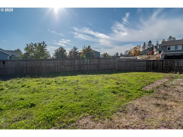 $324,990 | 115 Southeast Silverado Court, Roseburg, OR 97471