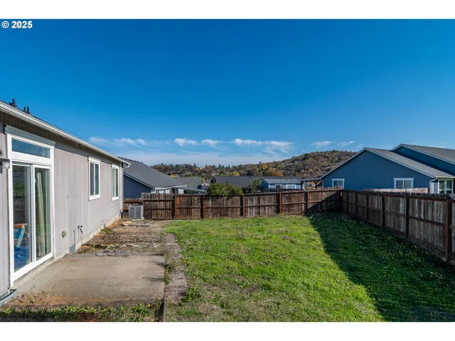 $324,990 | 115 Southeast Silverado Court, Roseburg, OR 97471