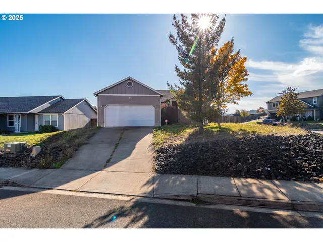 $324,990 | 115 Southeast Silverado Court, Roseburg, OR 97471