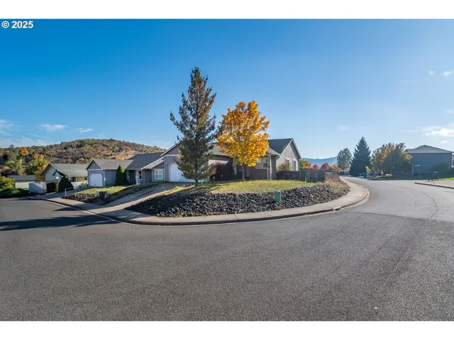 $324,990 | 115 Southeast Silverado Court, Roseburg, OR 97471