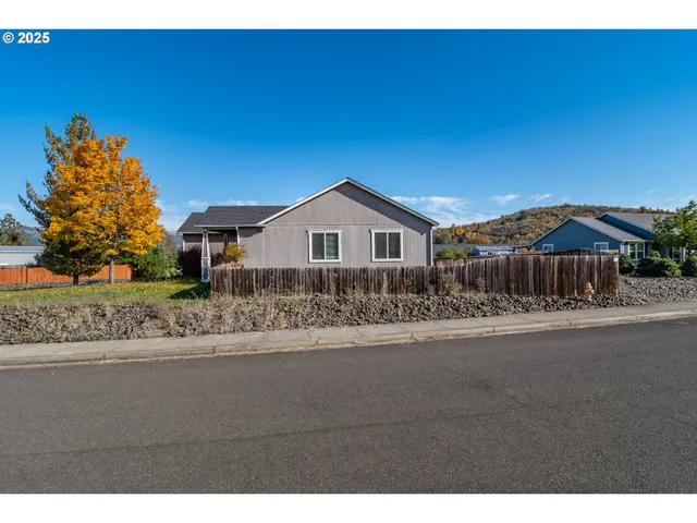 $324,990 | 115 Southeast Silverado Court, Roseburg, OR 97471