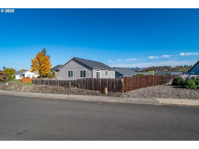 $324,990 | 115 Southeast Silverado Court, Roseburg, OR 97471