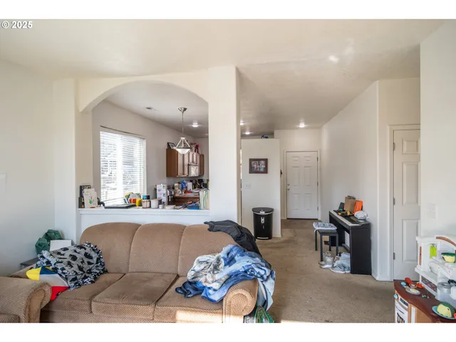 $324,990 | 115 Southeast Silverado Court, Roseburg, OR 97471