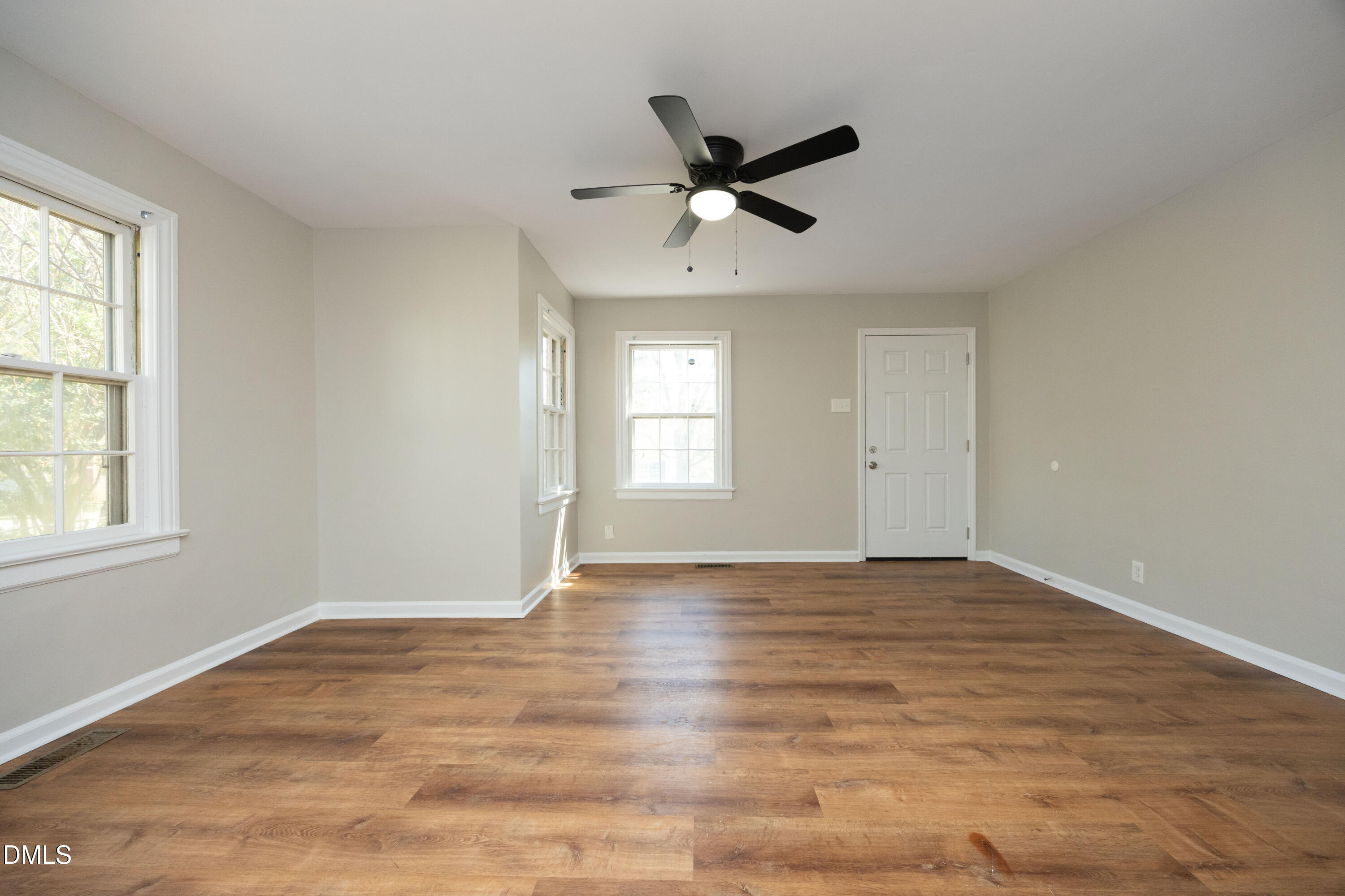 813 Brighton Road Raleigh, NC 27610 - Photo 7 of 35 08LivingUnstaged