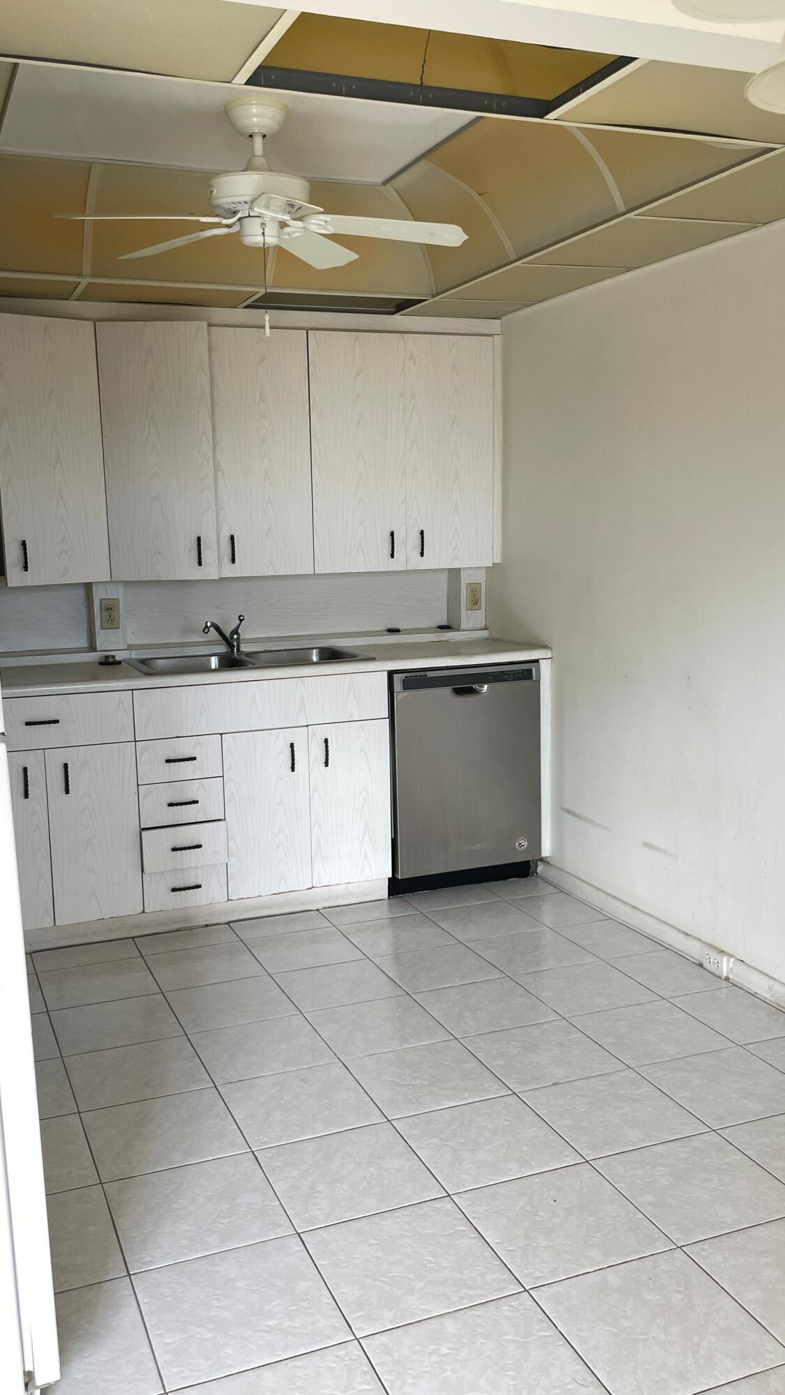 4022 Hythe B Boca Raton, FL 33434 - Photo 4 of 47 Kitchen