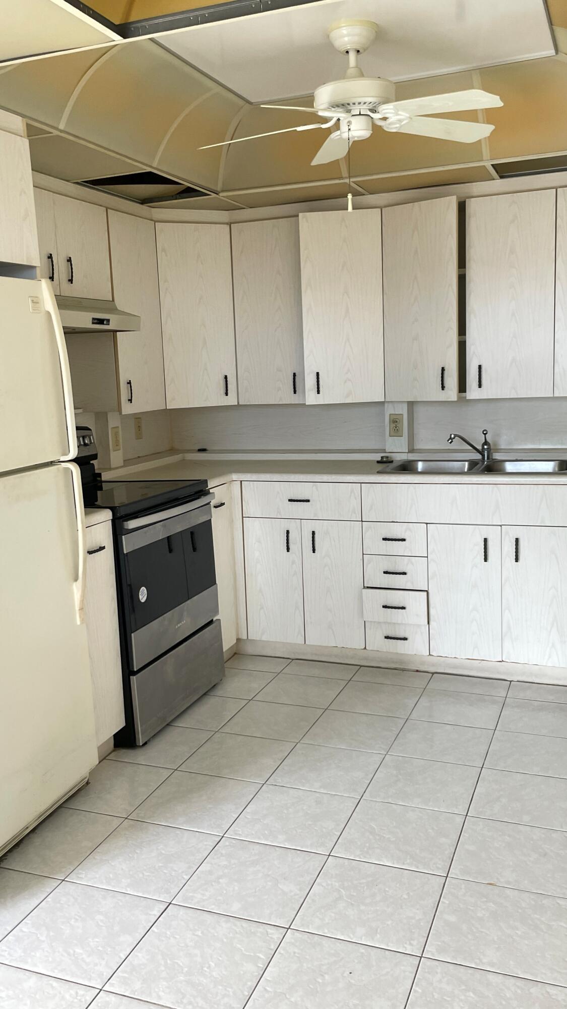 4022 Hythe B Boca Raton, FL 33434 - Photo 5 of 47 KItchen Cabinetry
