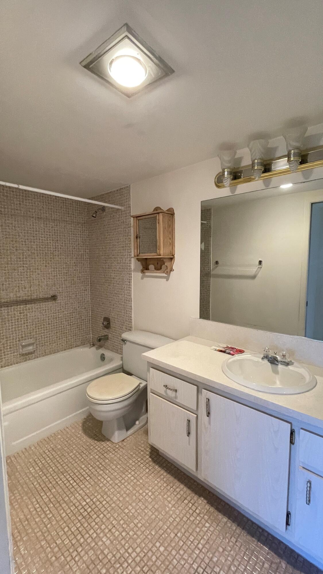 4022 Hythe B Boca Raton, FL 33434 - Photo 8 of 47 Secondary Bathroom