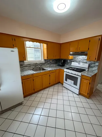 $2,200 | 364 Woodlawn Avenue, Unit 2, Jersey City, NJ 07305