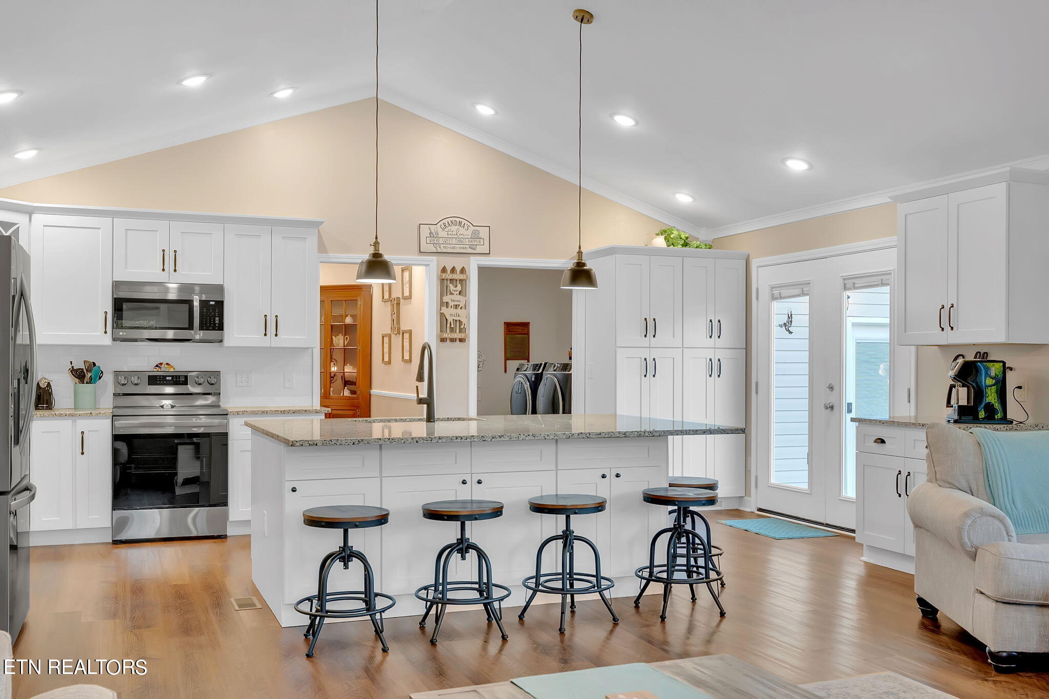 5190 Baileyton Road Greeneville, TN 37745 - Photo 4 of 58 Island seating