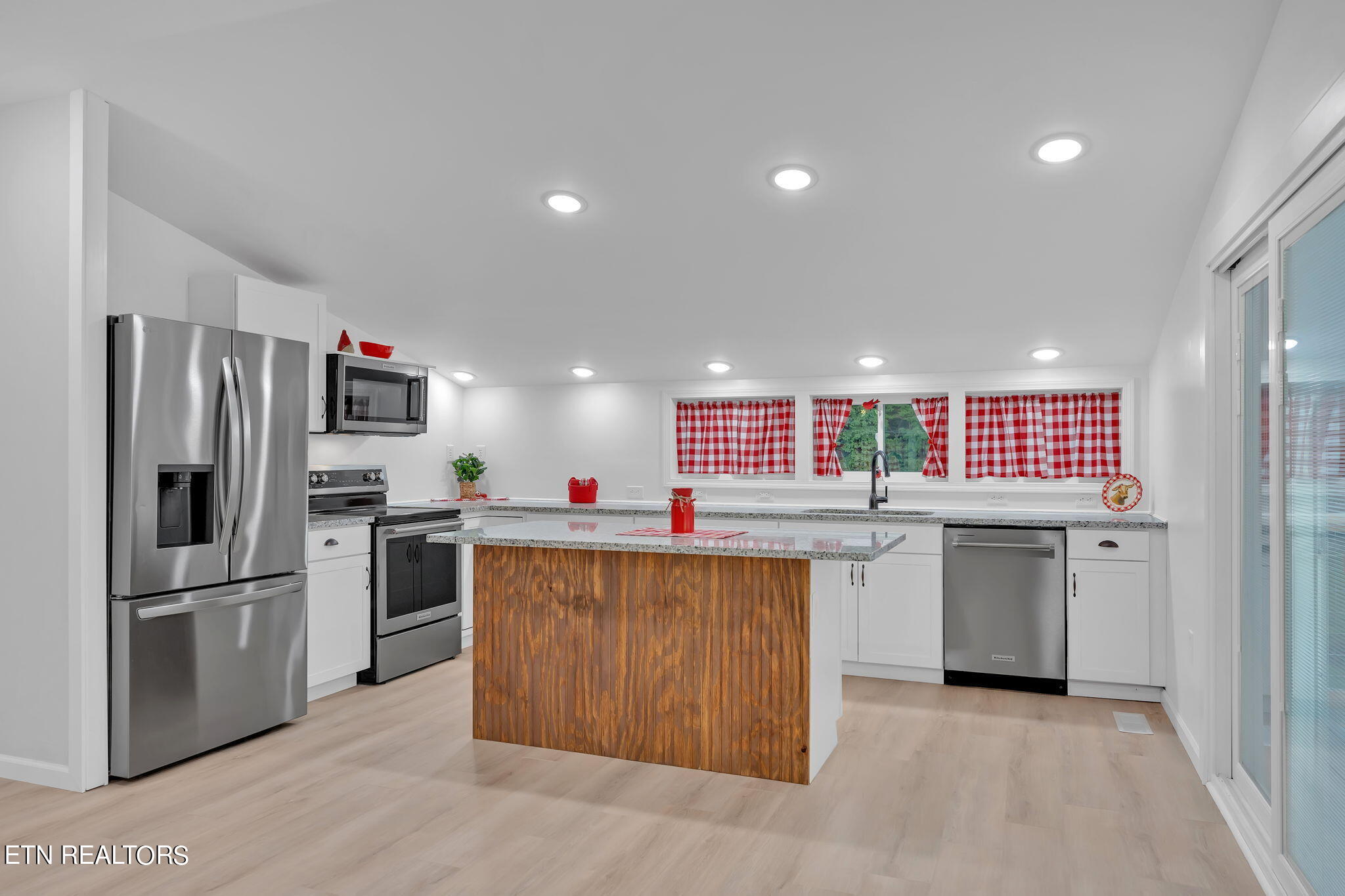 5190 Baileyton Road Greeneville, TN 37745 - Photo 41 of 58 Barn - Kitchen