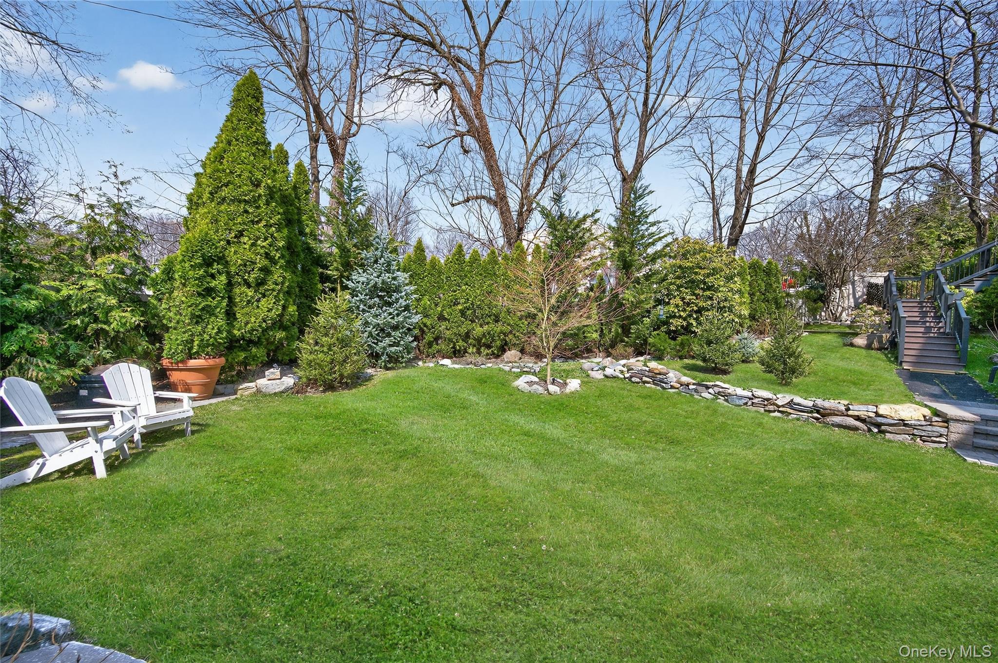 3 Beacon Hill Road Port Washington, NY 11050 - Photo 33 of 43 a yard with lots of green space