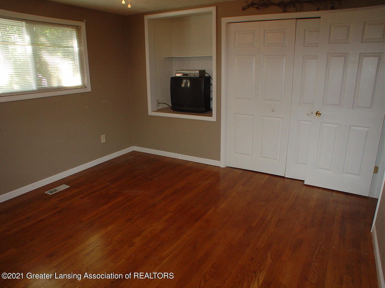 2910 Colchester Road Lansing, MI 48906 - Photo 19 of 53 15. 3rd Level Bedroom #1