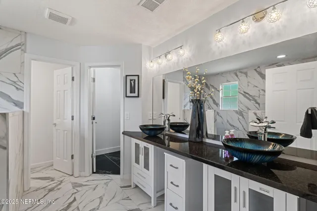 a view of entryway with workspace and wooden floor