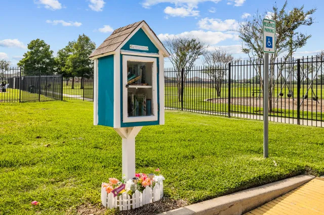 $310,000 | 3070 Persimmon Valley Lane, Dickinson, TX 77539