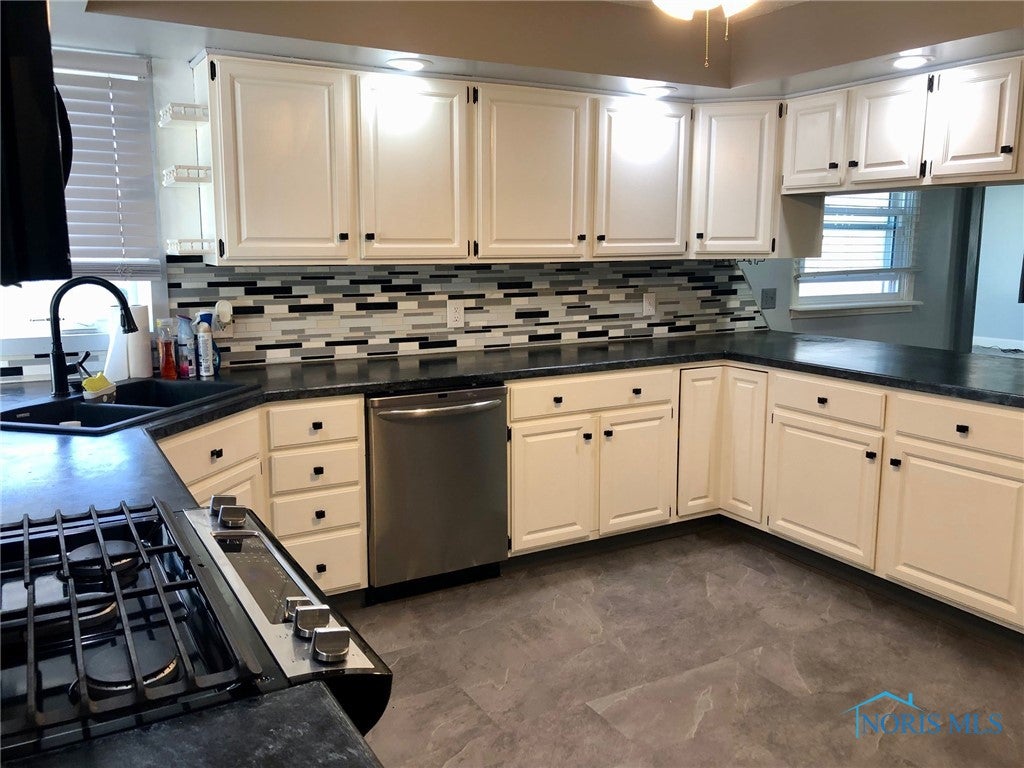 5305 McCartney Road Sandusky, OH 44870 - Photo 9 of 27 Kitchen