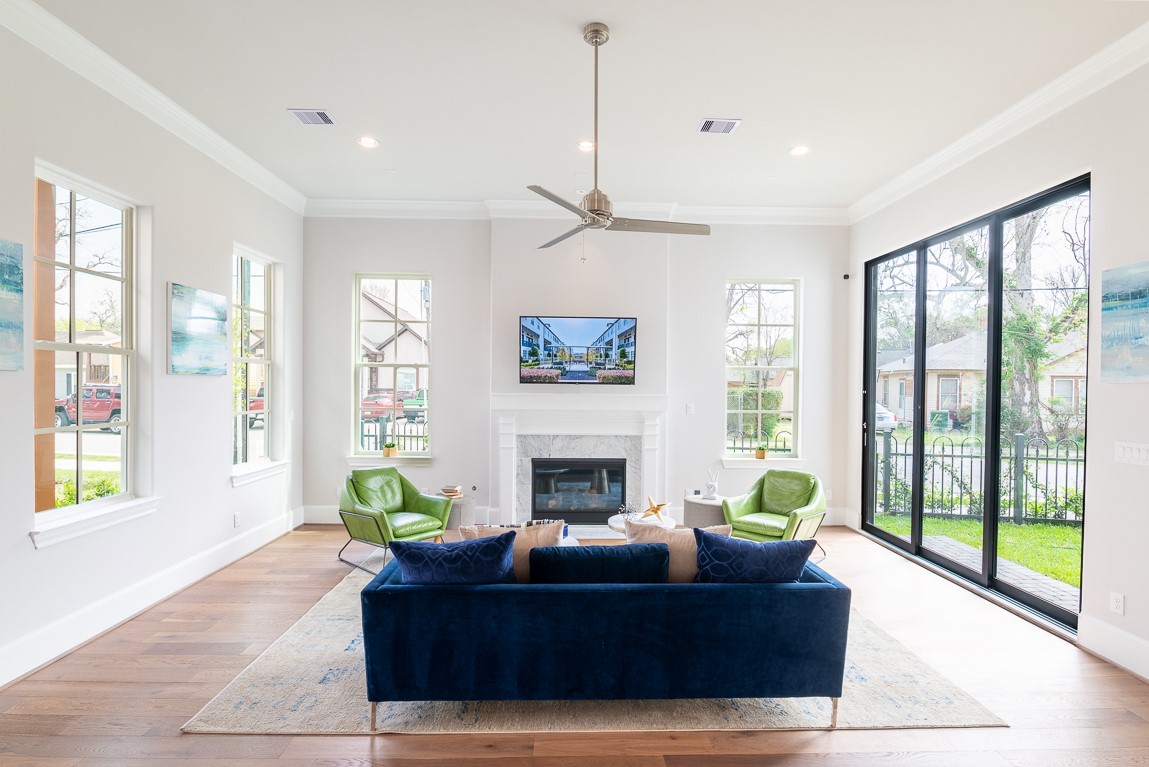 642 Delmar Street Houston, TX 77023 - Photo 5 of 23 Light, light, and more light! 10' sliding doors.