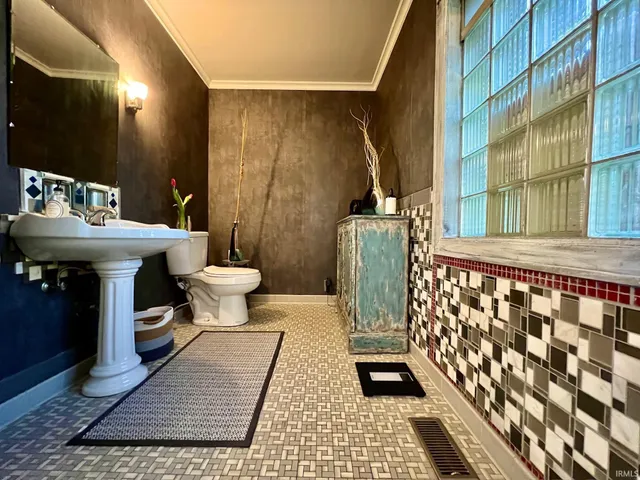 $475,000 | 330 Hawthorne Drive, Bedford, IN 47421