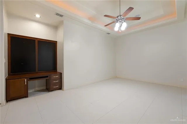 en empty room with closet and a ceiling fan