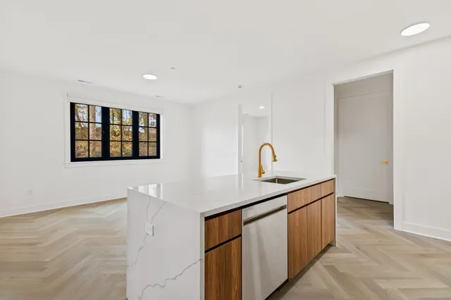 $5,900 | 100 East Putnam Avenue, Unit 304, Greenwich, CT 06807