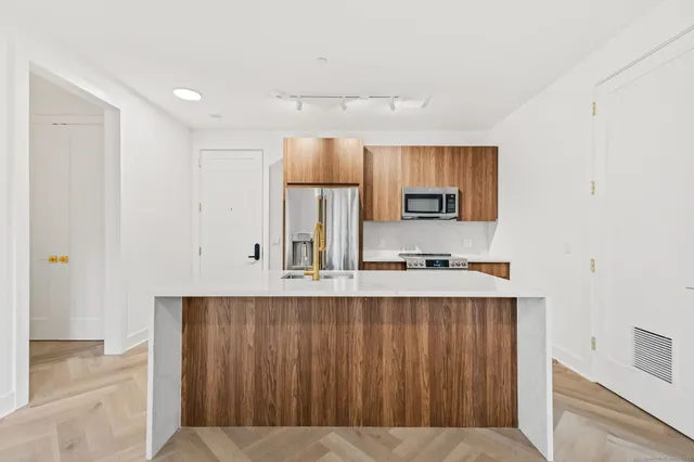 $5,900 | 100 East Putnam Avenue, Unit 304, Greenwich, CT 06807