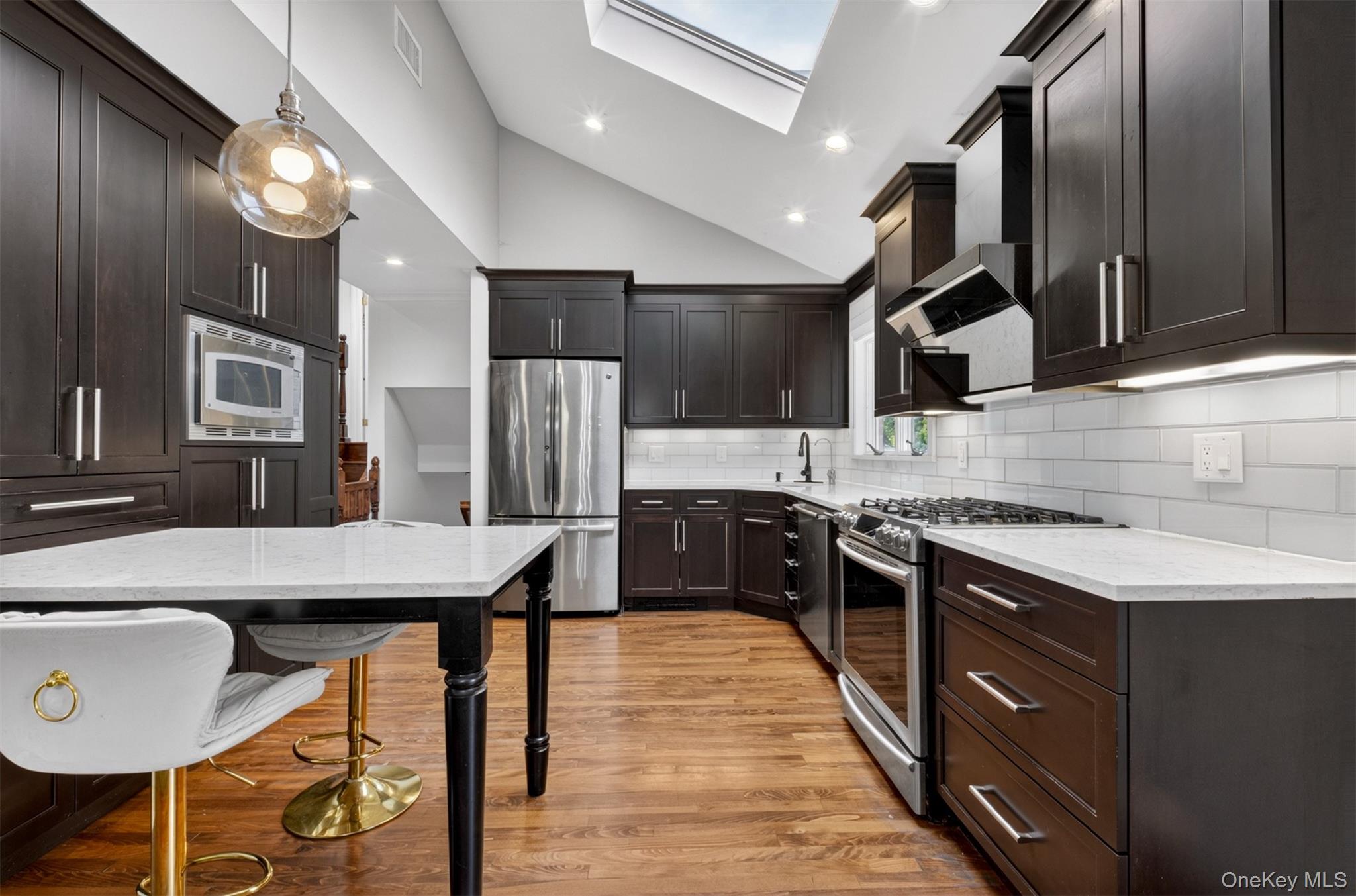 5 Joseph Court Syosset, NY 11791 - Photo 4 of 29