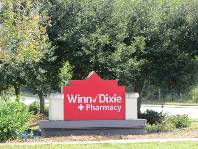 a sign that is sitting on a brick wall