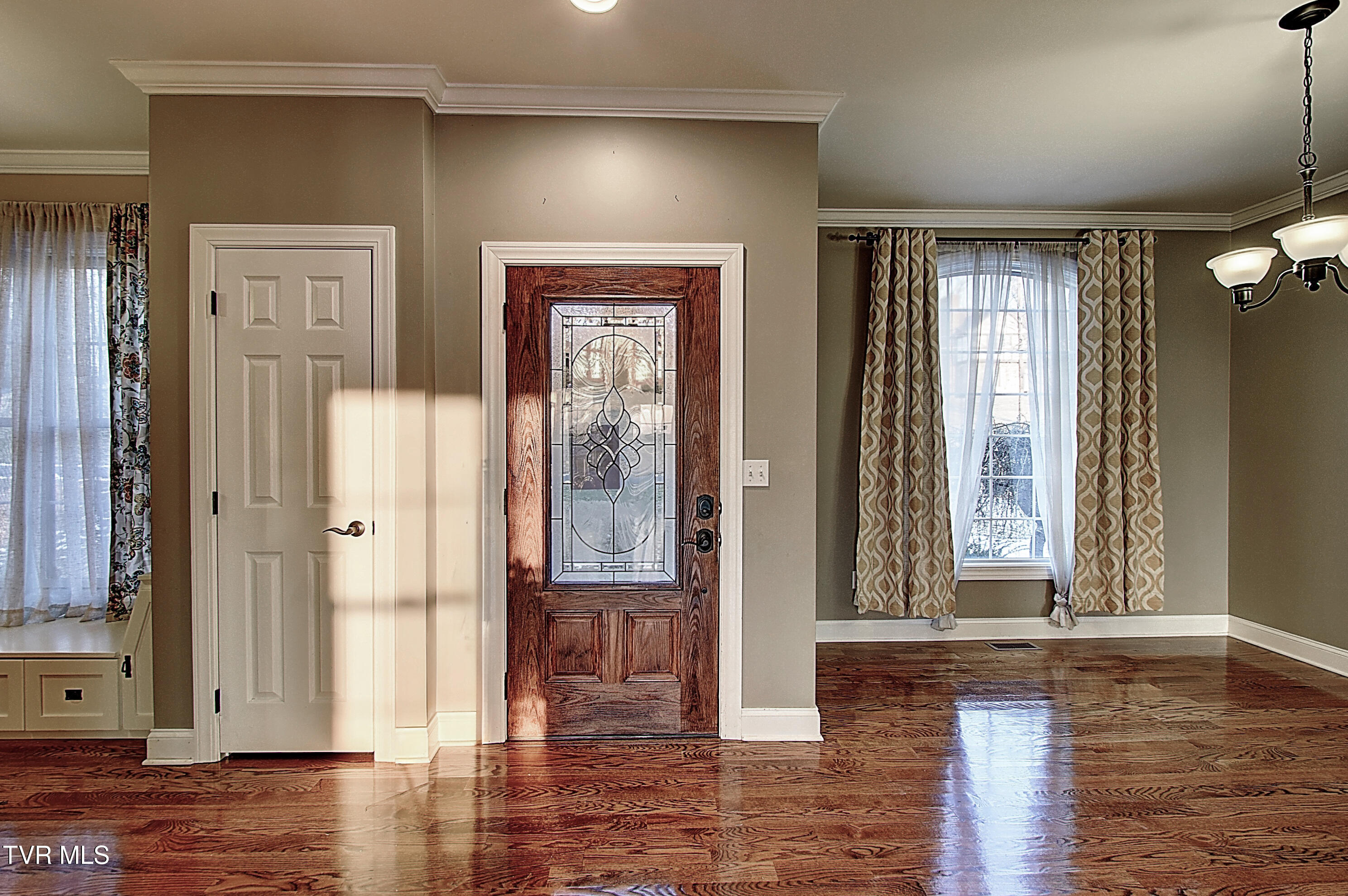 2325 Colonial View Road Kingsport, TN 37663 - Photo 5 of 56 Entry
