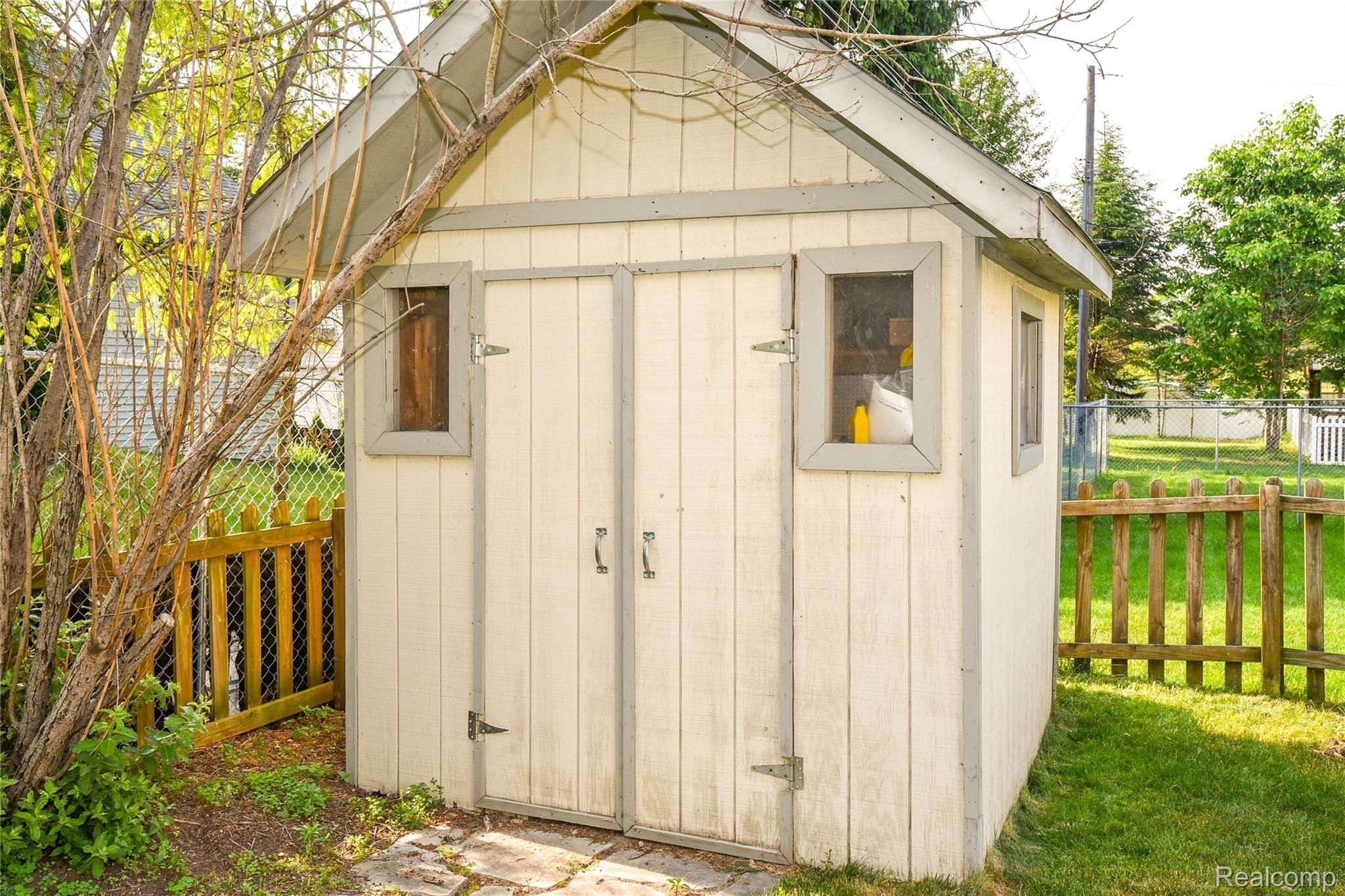 554 Curzon Road Rochester, MI 48307 - Photo 35 of 35 Shed with electrical