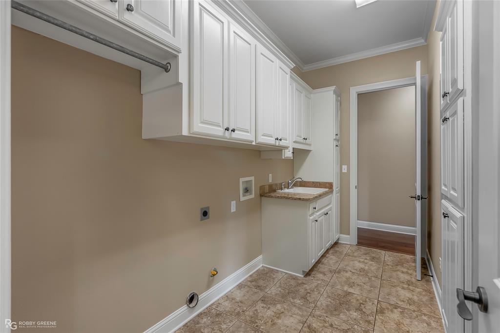 4743 Old Brownlee Road Bossier City, LA 71111 - Photo 39 of 40 a room with a sink and cabinets